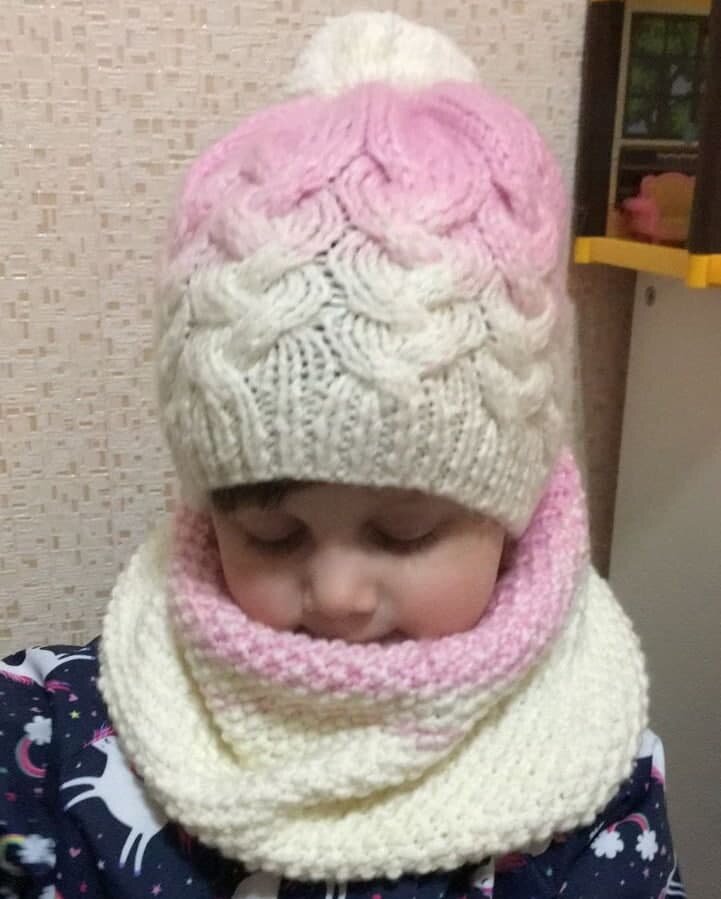 с белым помпоном