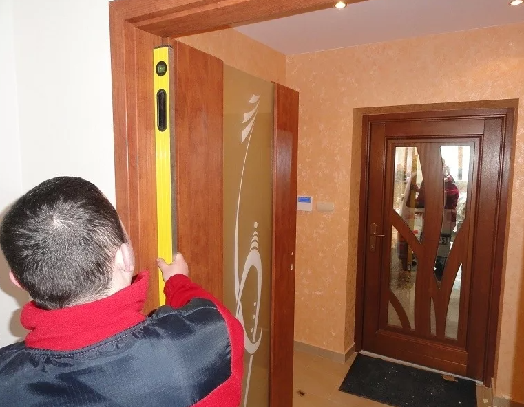 Монтаж межкомнатных дверей. Крепление дверной коробки. Сборка межкомнатных дверей. Как заменить межкомнатную дверь своими руками. Установка дверей фото.