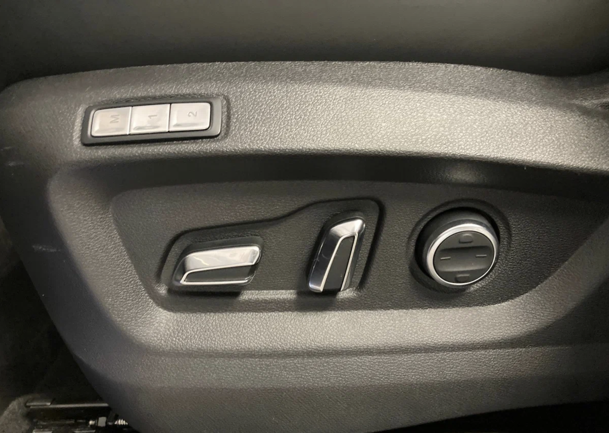 Электрическая регулировка сидения водителя + память настроек. Очень удобно, когда в семье сразу несколько водителей. 