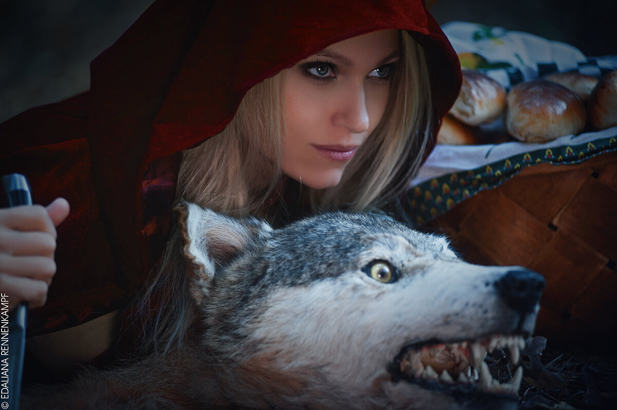 Molly red wolf cosplay. Волк из красной шапочки.