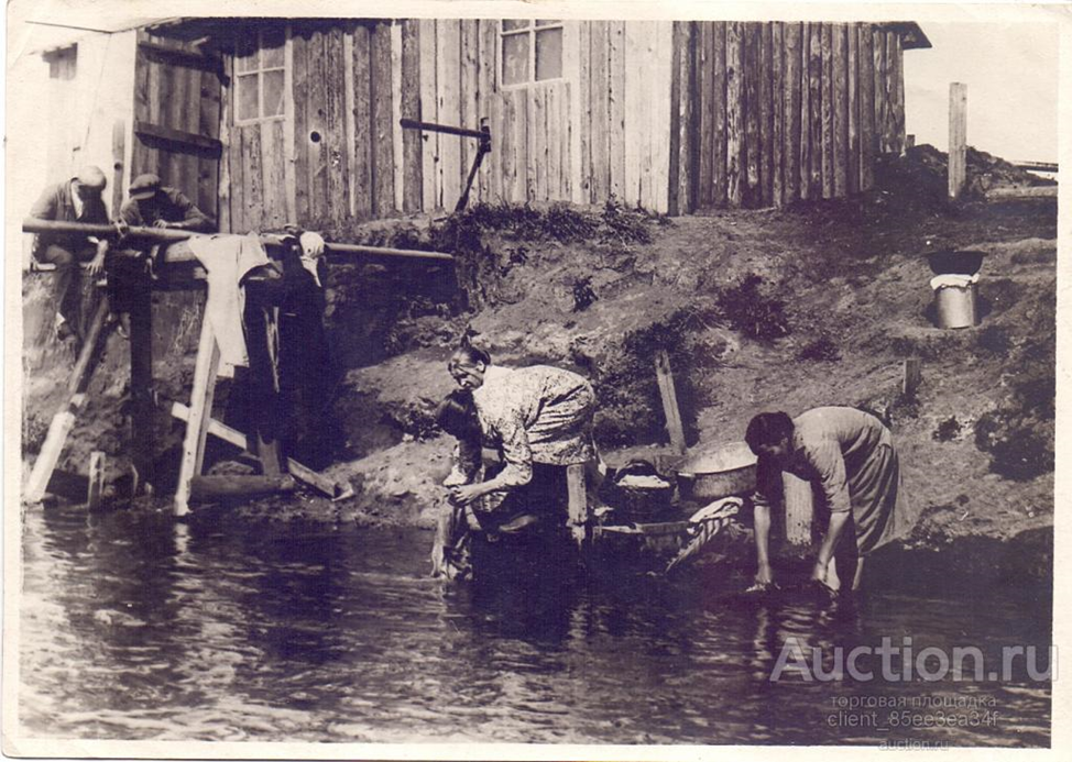 Свердловск. Стирка белья в реке Исеть. https://static.auction.ru/offer_images/cmn8/2018/11/09/06/big/9/9GkEVNuVjPH/sverdlovsk_stirka_belja_v_reke_iset.jpg
