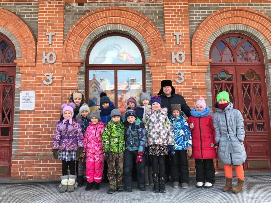 Андрей Викторович и маленькие театралы в театре юного зрителя. Совместный выезд на спектакль.