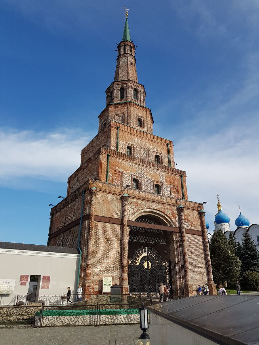 Тире башня сююмбике жемчужина. Сююмбике Казань. Башня Сююмбике. Башня Сююмбике Жемчужина Казанского Кремля. Достопримечательности Казани башня Сююмбике.