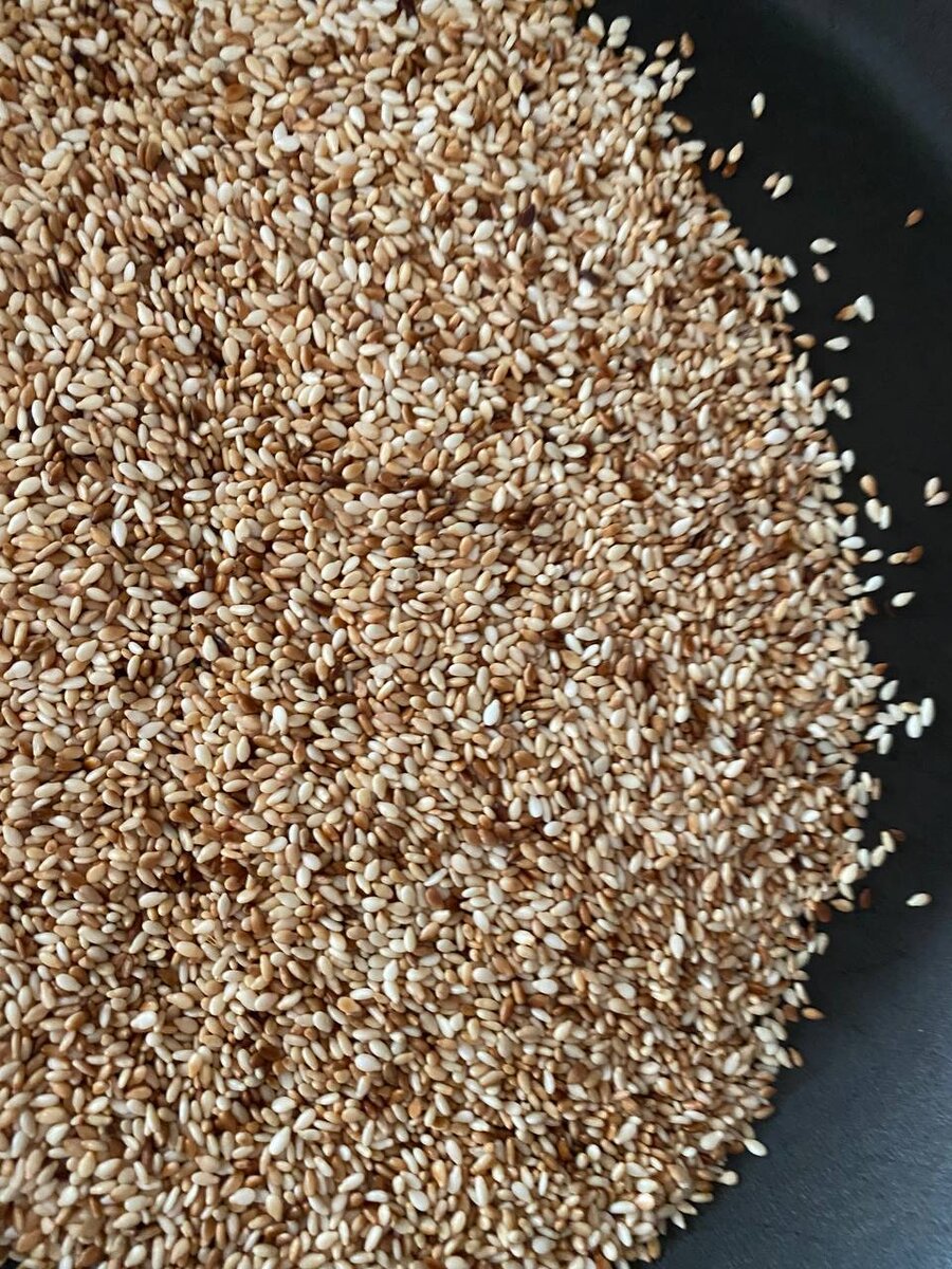 Обжариваем кунжут до золотистой корочки.