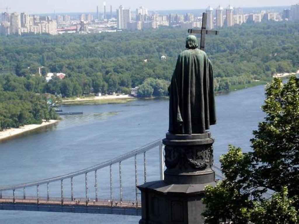 Святой Владимир. Памятник на реке Днепр.