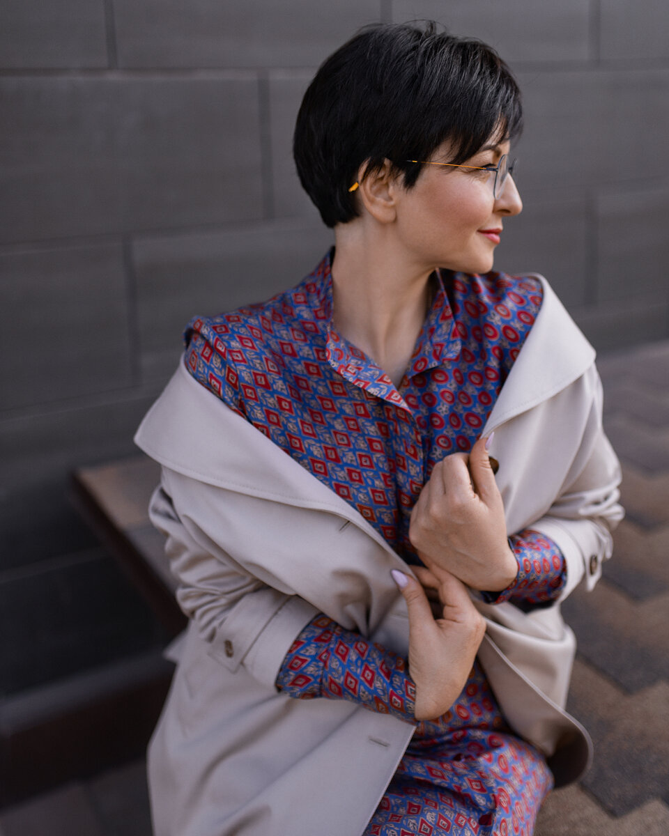 LOOK 1 - шелковое принтованное платье-рубашка и светлый тренч из плотного хлопка