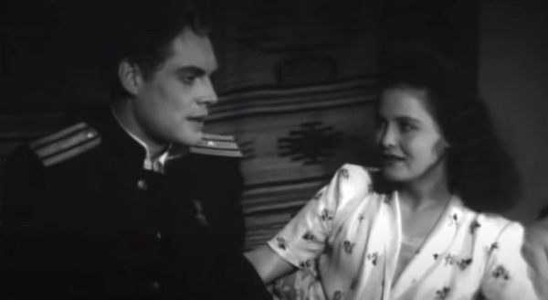 Капитан Ратанов (Павел Кадочников) и его жена Надежда (Марина Калинкина), кадр из фильма "Голубые дороги" (1947)