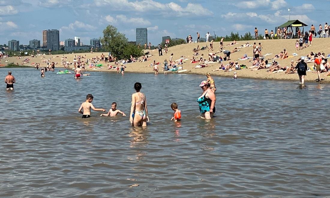 Купания новосибирск. Люди на пляже. Пляж Новосибирск. На пляже купание. Российский пляж.