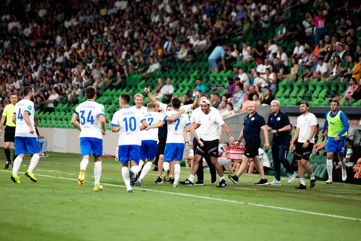 Эмоции после гола Романа Акбашева