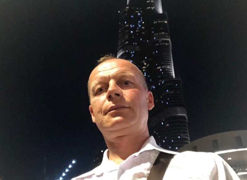 Павел Бочкарев около фонтана на фоне Бурдж Халифа