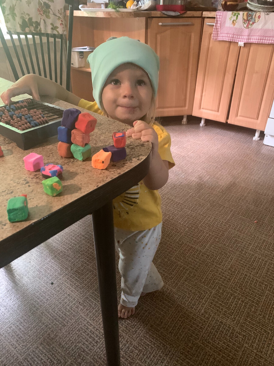 Хозяйничает у бабушки 