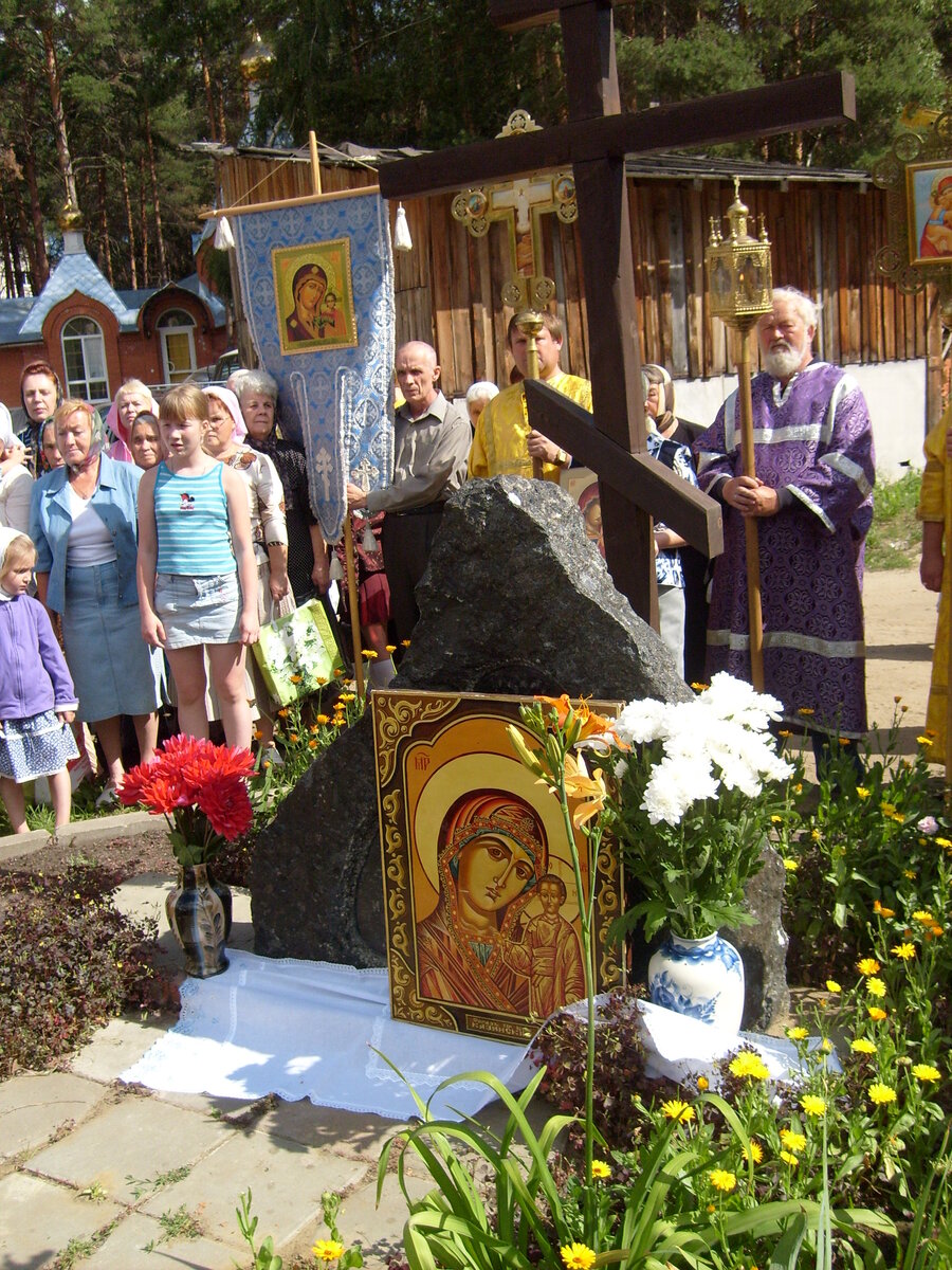 Молебен у закладного камня после крестного хода; 21 июля 2007 года.