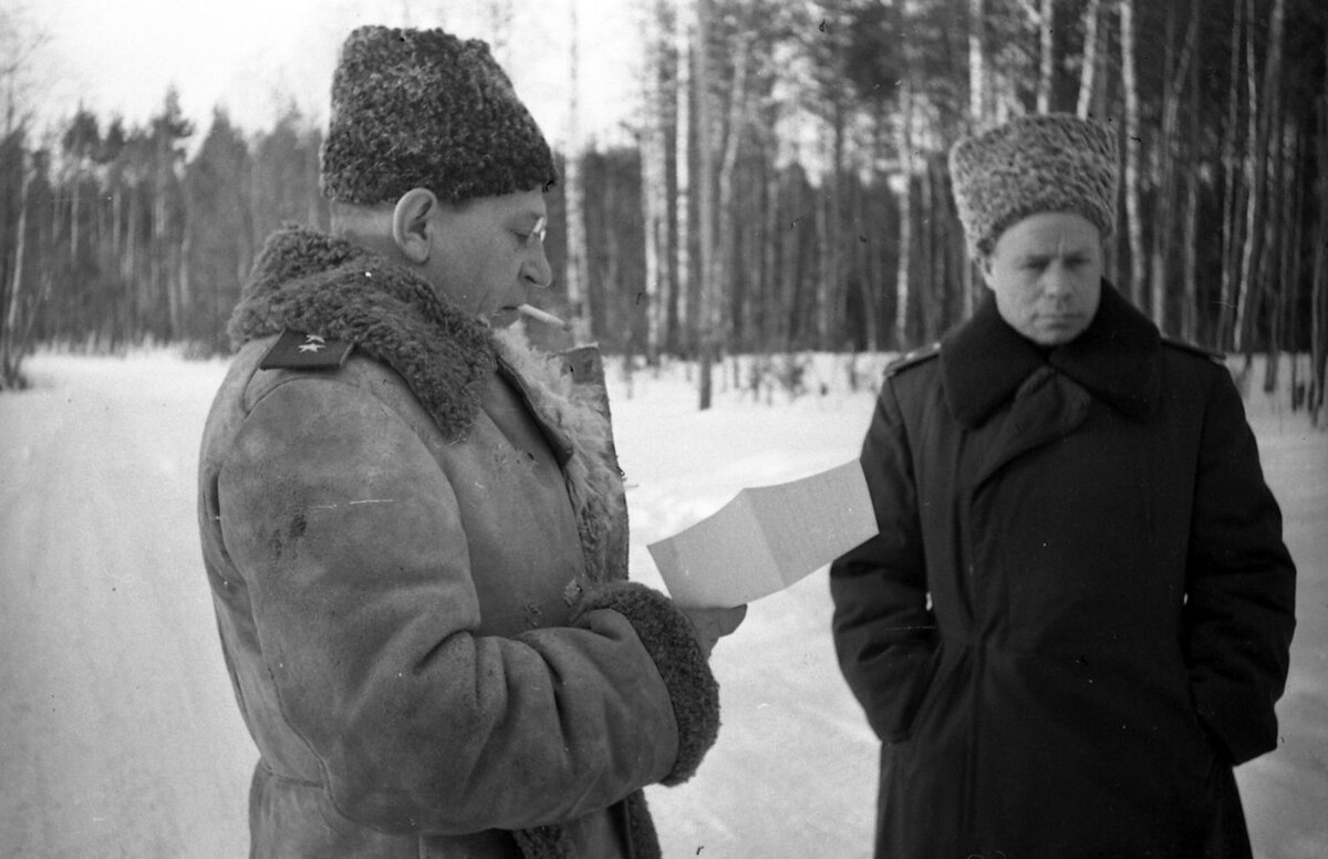 Генерал М.А. Пуркаев (слева) и генерал Д.С. Леонов на командном пункте // Гребнев В.П. / Российский государственный архив кинофотодокументов - photo.rgakfd.ru