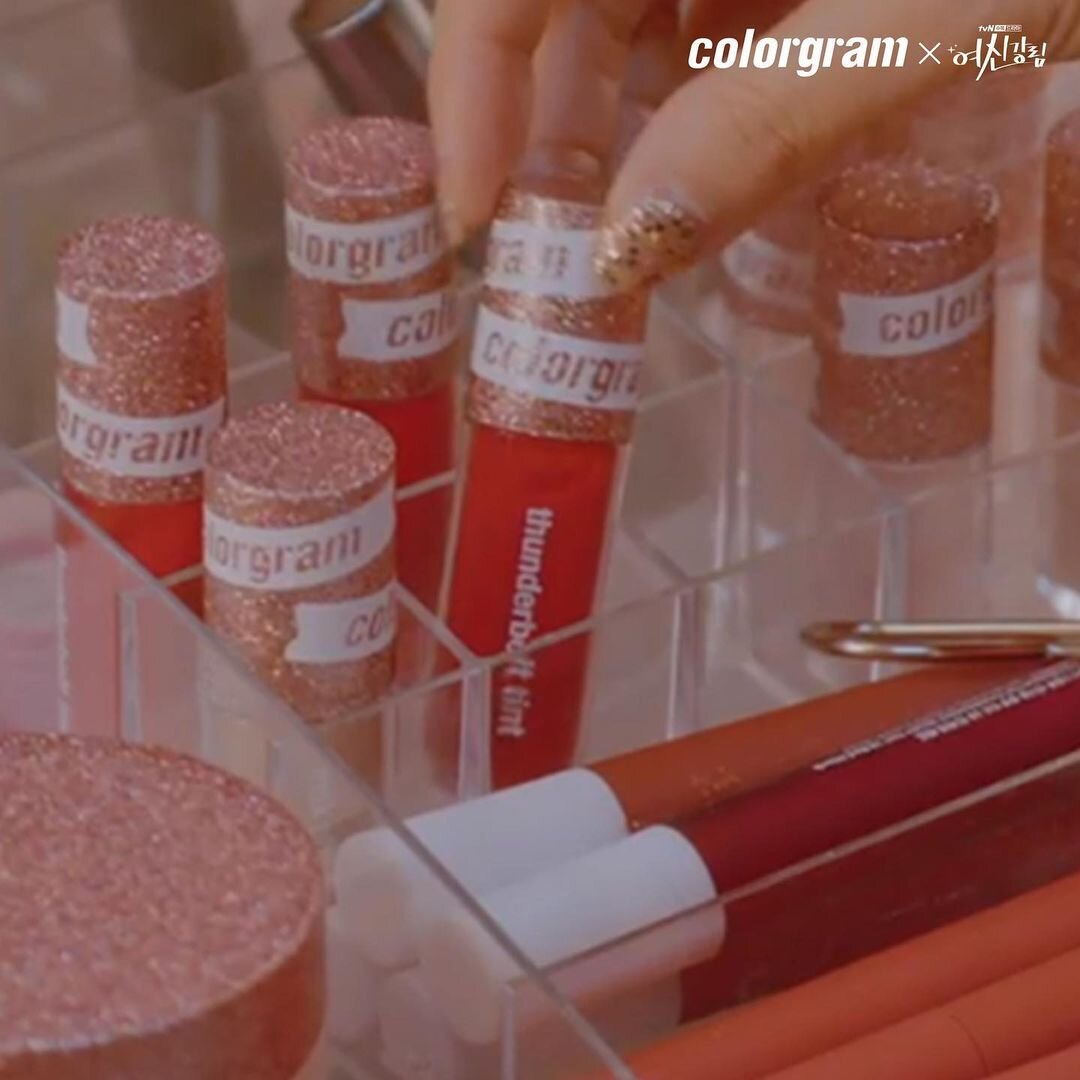 Кадры из дорамы с косметикой от Colorgram