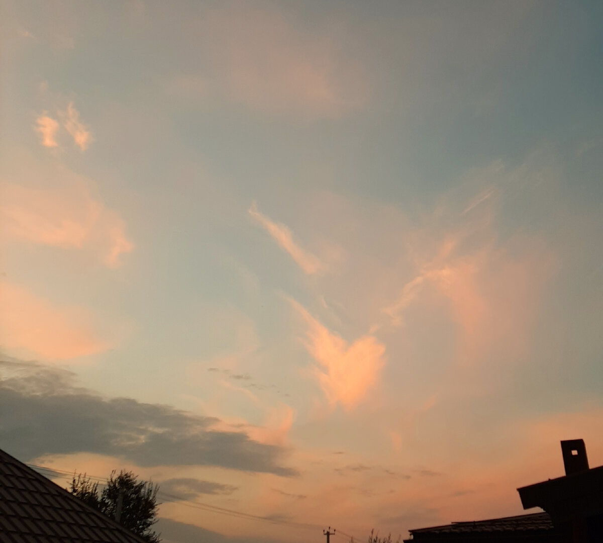 Это сердце я увидела вчера на вечернем небе. И даже контур, чтобы я не сомневалась, что это СЕРДЦЕ