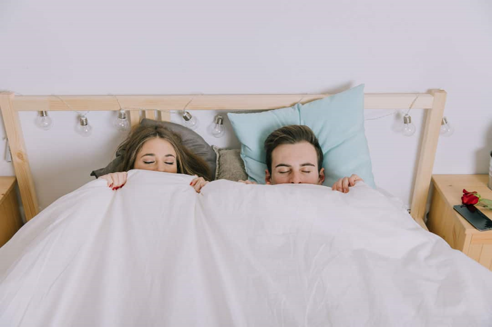 Жена пришла к спящему мужу. Человек под одеялом. Человек в кровати под одеялом. Пара под одеялом.
