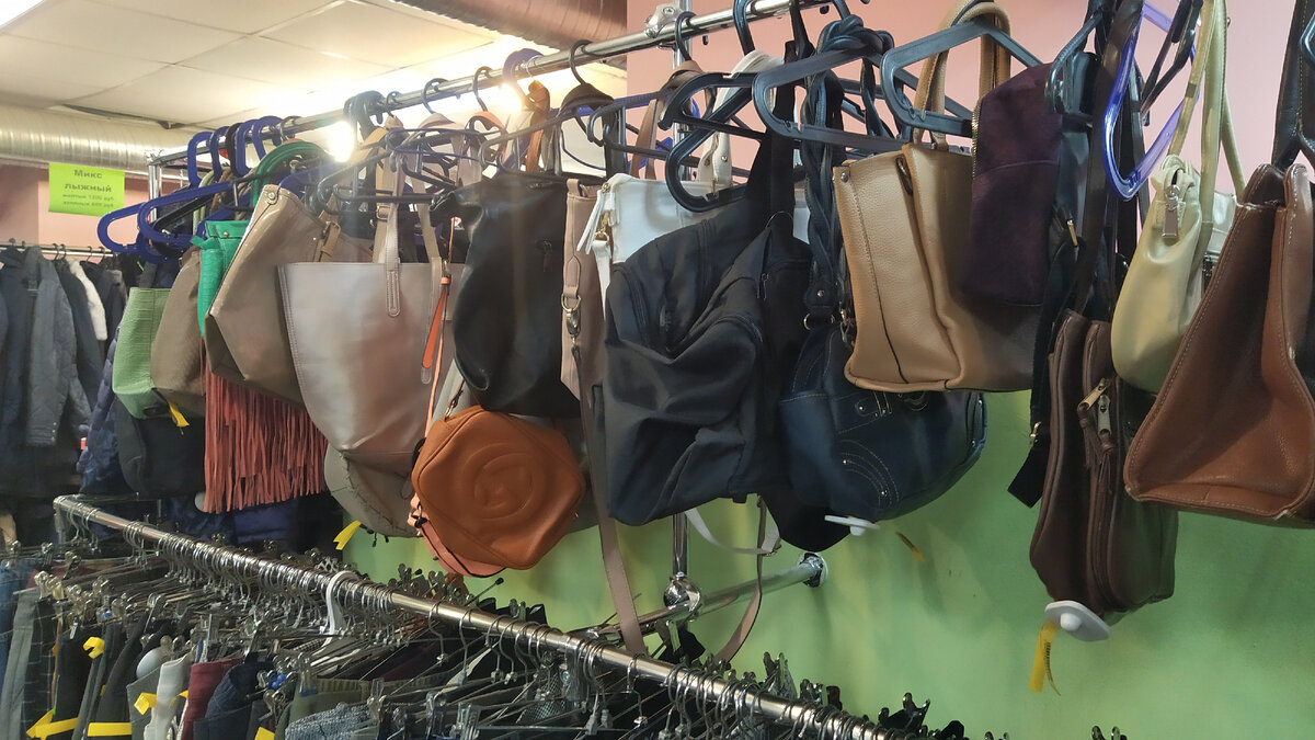 Сумочки в одном из магазинов сети ВоВа.