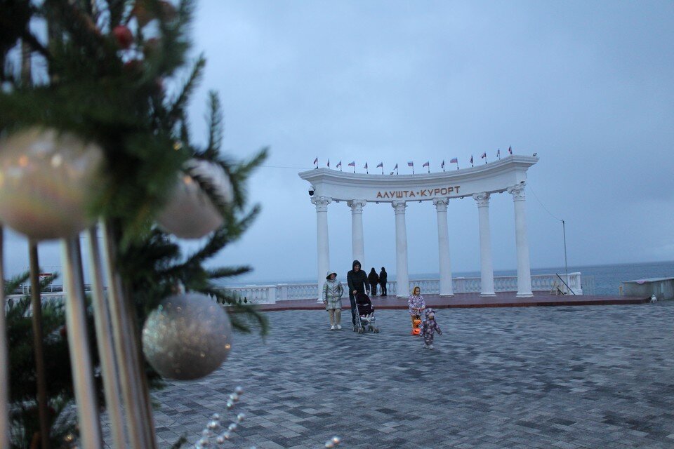 Погода на март в алуште 2024 года. Набережная Алушты 2022. Алушта. Ротонда. Алушта новый год 2022. Новая набережная в Алуште 2024.