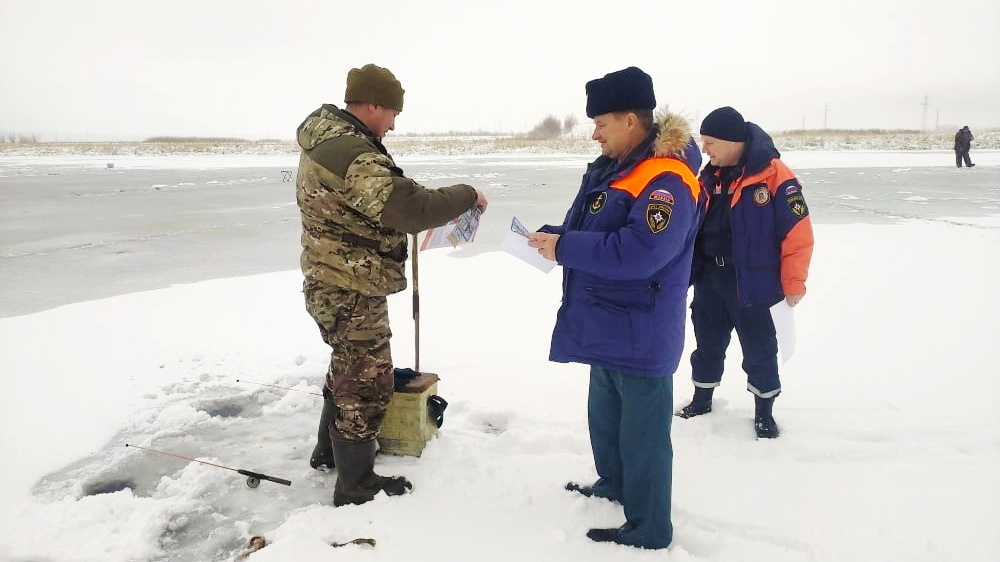    Некрепкий лед! Спасатели усиливают патрулирование на водоемах Сургутского района