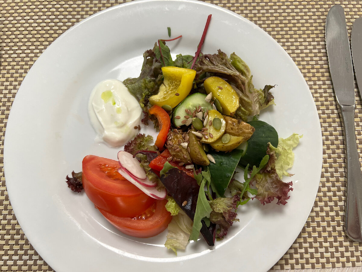 Фермерский салат из свежих овощей с семечками