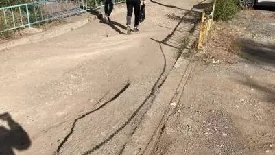     В Казани местные жители продолжают превращать общие парковки в собственные. Соответствующая публикация появилась в Telegram-канале «НеУютный Дом».