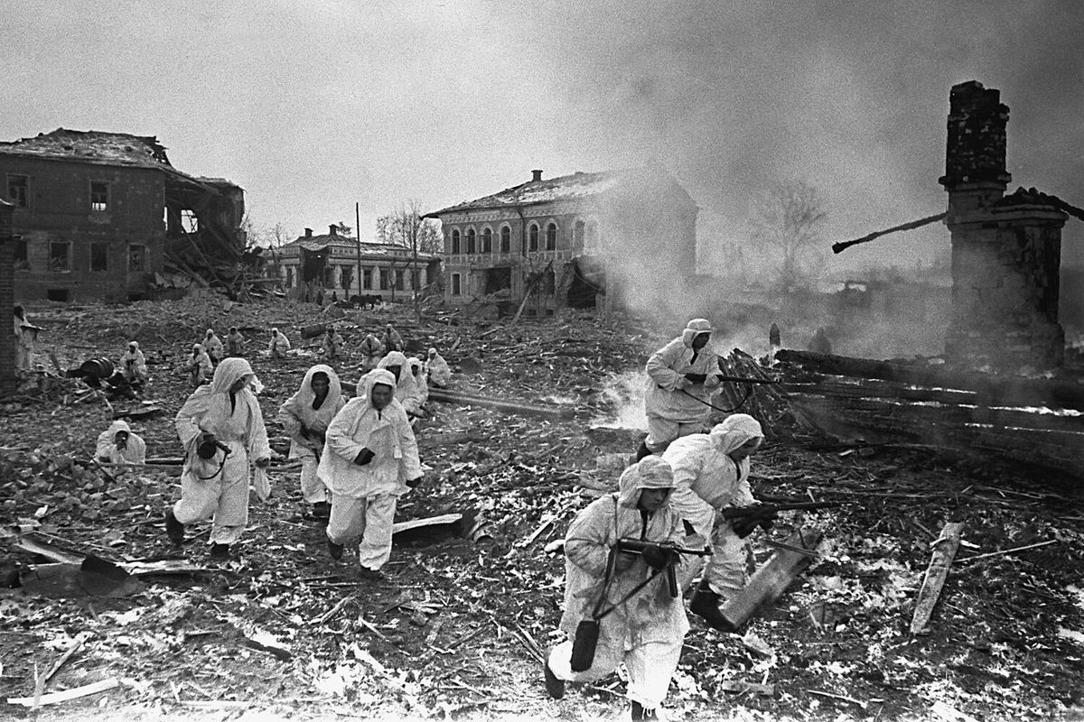 198-я разведывательная рота 133-й стрелковой дивизии Западного фронта в бою за освобождение Смоленской области (точная дата съемки не установлена) / Фото: Владимир Гребнев/ТАСС