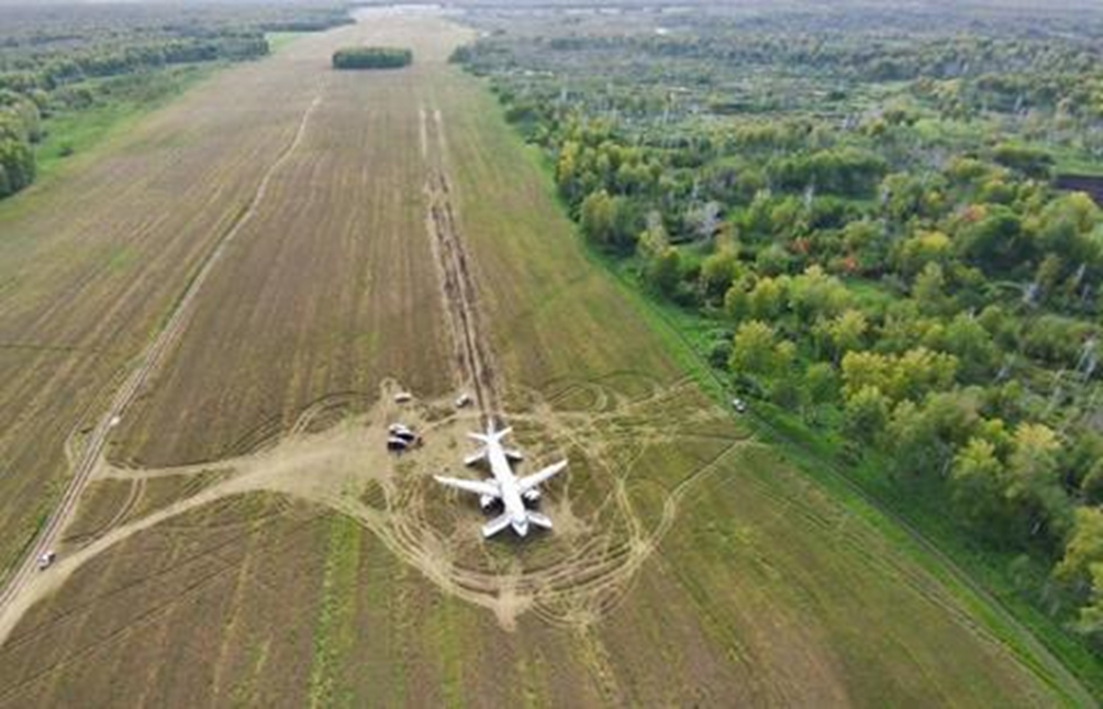 При аварийной посадке в поле никто из пассажиров не пострадал. Фото: Уральские авиалинии