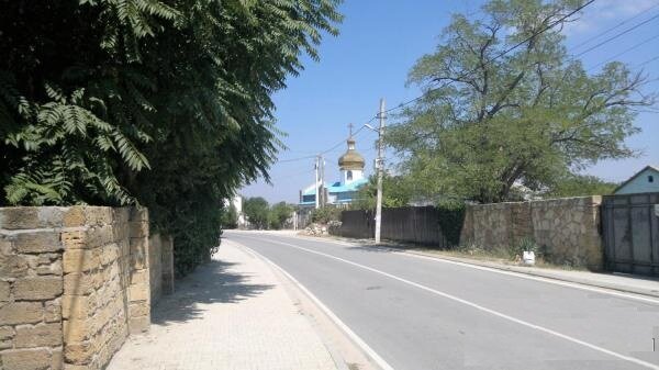 Ну, вот примерно так. Достаточно чисто. Обычный крымский посёлок.