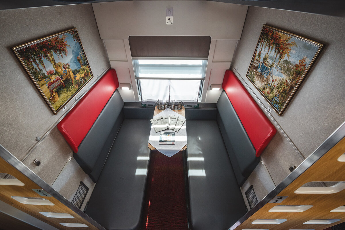 Как выглядит изнутри поезд «Сочи», тайно пущенный РЖД до Абхазии с необычными вагонами (28 фото)