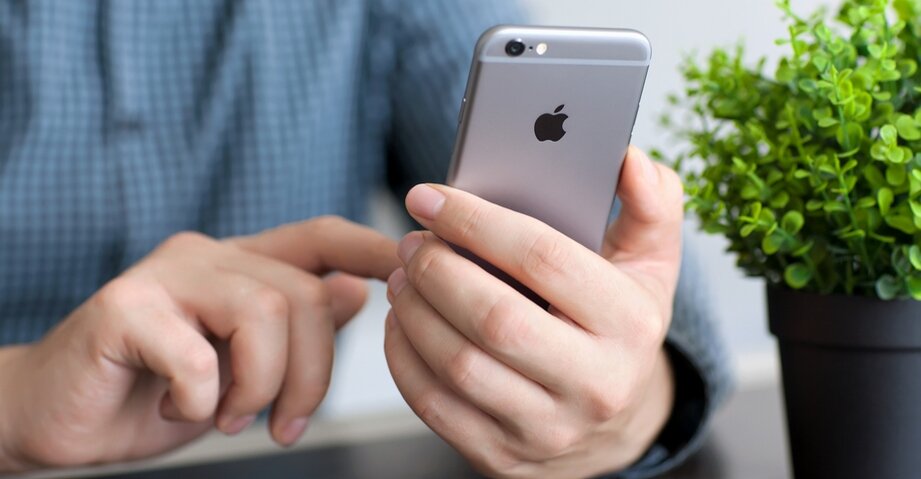 Наверняка вы встречали на полках магазинов iPhone по подозрительно низкой цене с надписью Refurbished, или по-русски «Как новый». Не думайте, что вас пытаются обмануть, они действительно как новые. Причём делают их новыми в Apple! Сегодня расскажем, как это происходит и стоит ли покупать такой смартфон!