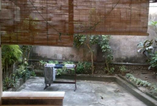 Дворик соседей. Наш на след. фото