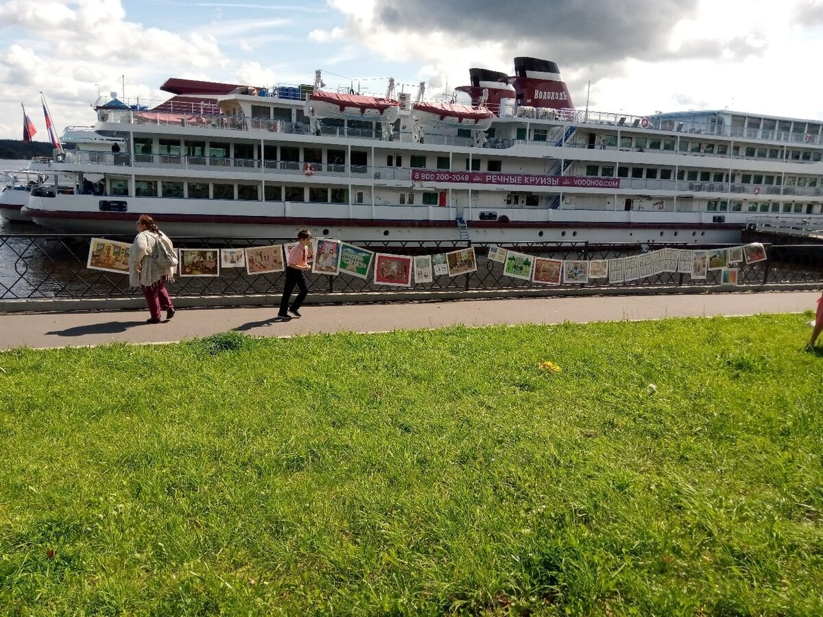 Работы участников конкурса «П.И. Чайковский – глазами детей» на набережной Мышкина летом 2020 года.