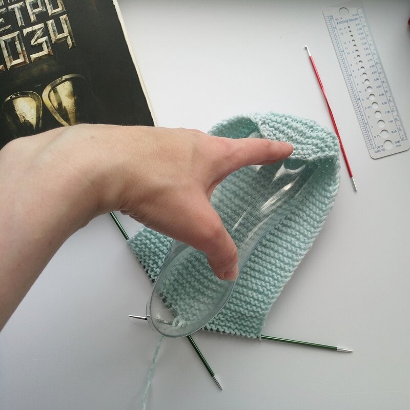 Длина измеряется в растяжении, мыс доходит до середины переда. Листайте