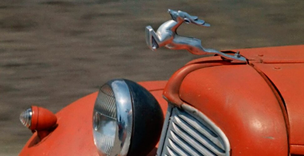 На капот автомобиля установлена эмблема автомобилей ГАЗ (Горьковского автомобильного завода)