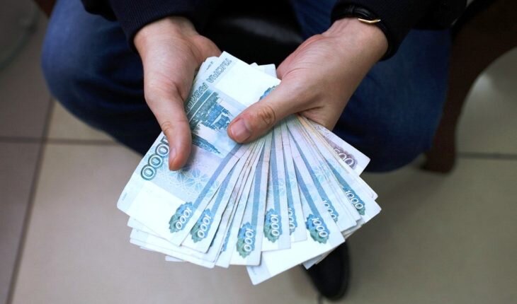 Малоимущие семьи в России, которые заключат с государством соцконтракт, вправе рассчитывать на получение выплаты.