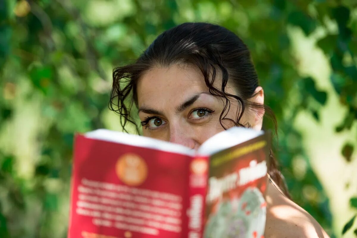 Фото: SadyAn.   В образе Ирочки с нашим сборником "Дарите любовь" -  одна из авторов истории Татьяна Чернецкая. 