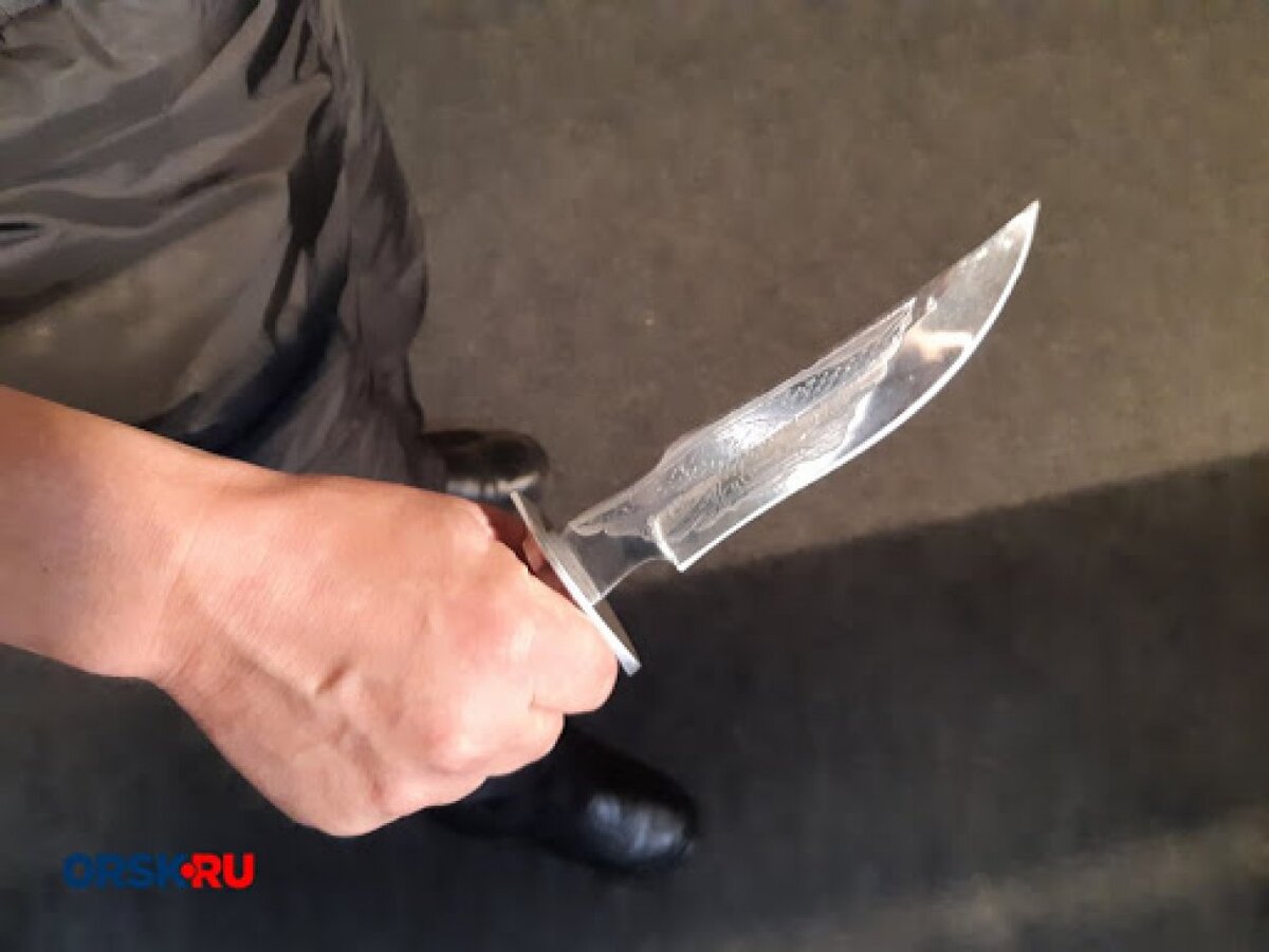 История эта началась банально, а закончилась трагически. В одной из комнат одного из общежитий города Орска пьяная компания разговорилась о службе в Афганистане. Нашлись двое, которые перенесли разговор в иную плоскость: один мужчина обматерил другого, ударил кулаком в лицо, а другой схватился за нож и воткнул его прямо в сердце обидчику. А потом вызвал скорую, признал вину и всячески содействовал следствию. Октябрьский районный суд с учётом всех обстоятельства назначил мужчине 8 лет лишения свободы в колонии строгого режима. 