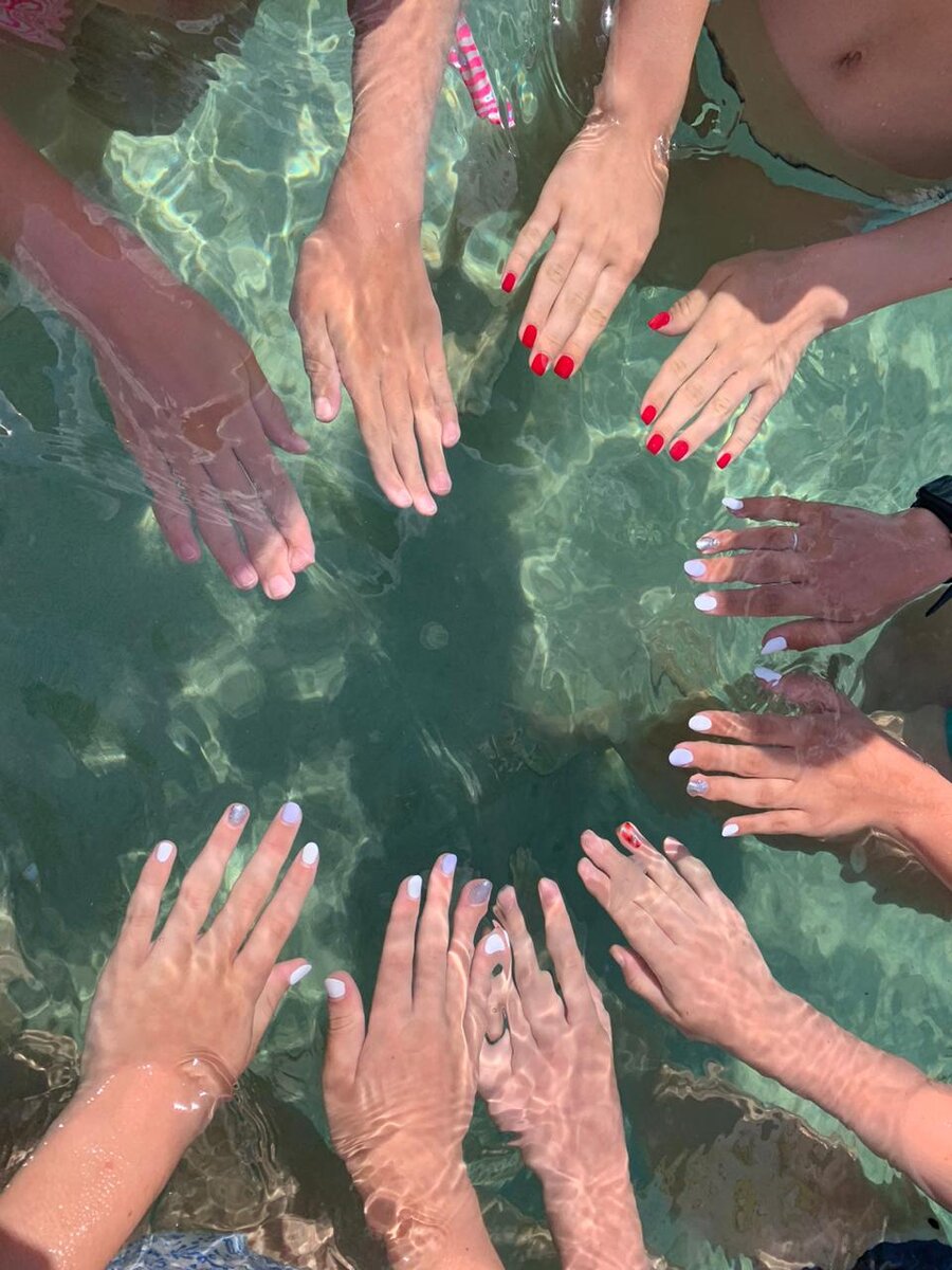 Много рук помощи лучше, чем одна)