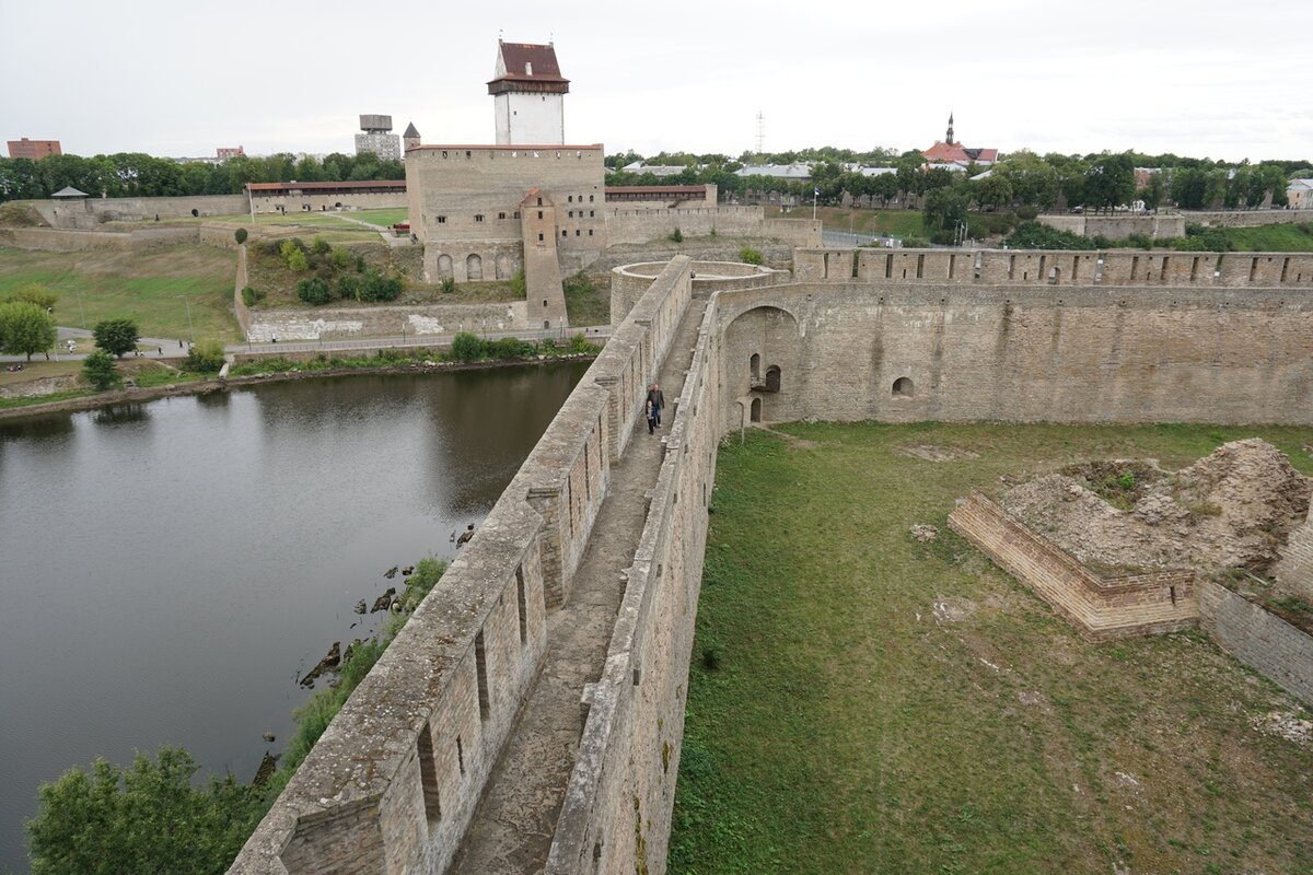 Самая красивая граница между Древней Русью и страной НАТО (Ивангород, часть  2) | Путешествия пианиста | Дзен