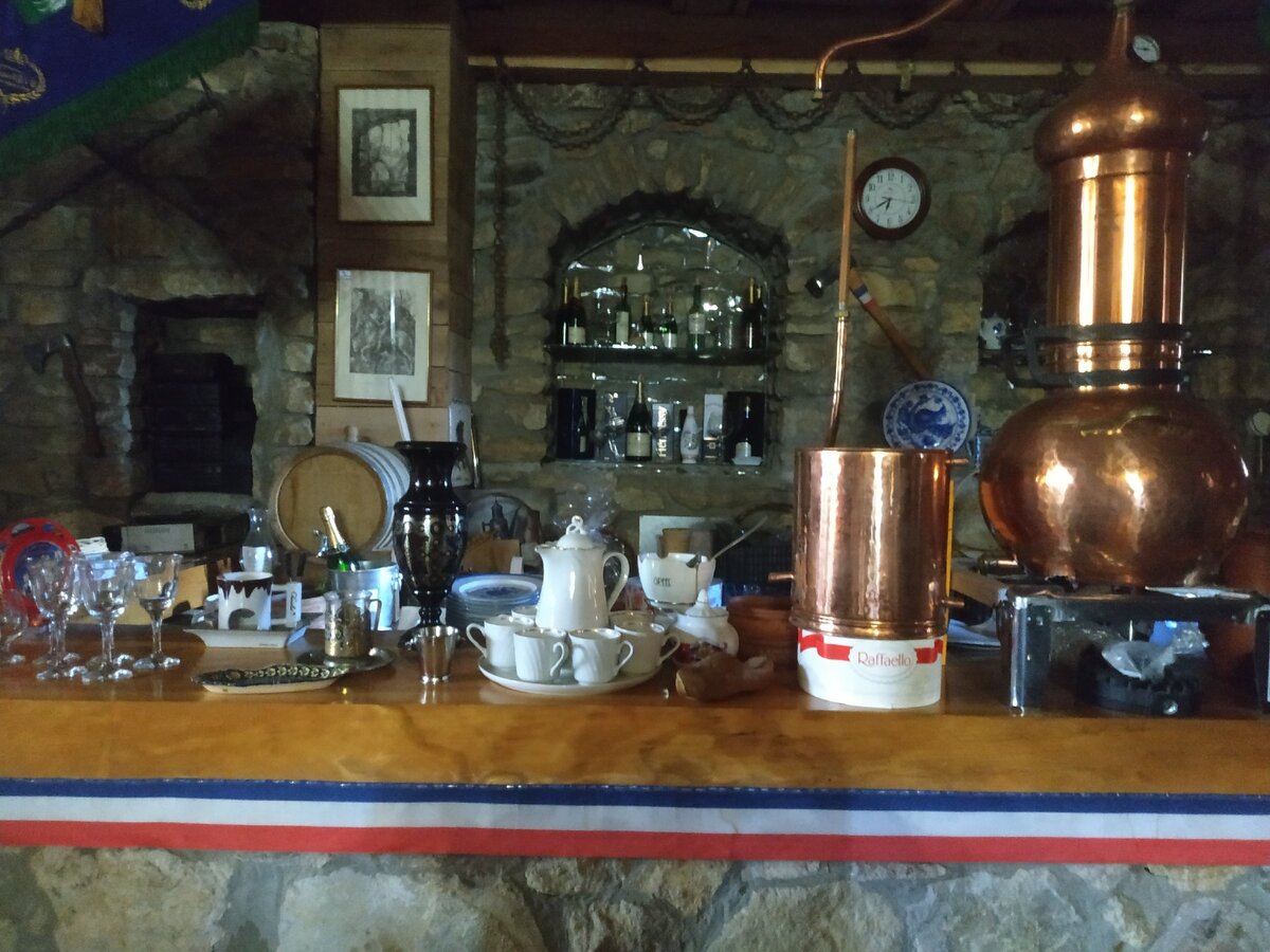 Барная стойка. Справа устройство для перегона молочного коньяка.