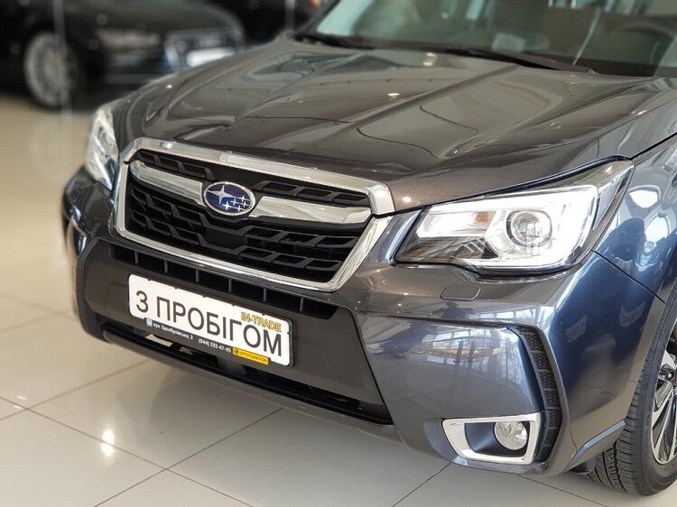 Схема проста: вы оставляете в салоне свою машину, а взамен покупаете другую — б/у или без пробега, доплатив разницу в цене. Впрочем, на практике зачастую все оказывается намного сложнее. Заниженная оценка, авто с «сюрпризами», бумажная волокита, — вот неполный перечень проблем, на которые жалуются клиенты.«Минфин» разбирался, как в Украине работает трейд-ин, и выгодно ли менять машину по этой программе.Как работает трейд-ин
Трейд-ин популярен во всем мире. В Европе по такой программе проходит едва ли не половина сделок с б/у автомобилями.Активно продвигают услугу и украинские салоны. На сегодняшний день ее предлагает большинство дилерских центров.Причем, если раньше они принимали от клиентов лишь б/у авто своей марки, то сейчас таких ограничений практически нет. Салоны достаточно лояльны также к видавшим виды авто — год выпуска практически не имеет значения.«Мы выкупаем автомобили с пробегом всех марок и стран производителей, как легковые, так и коммерческие. Ограничения по возрасту — условные, важнее техническое состояние автомобиля», — рассказывает Боровик. То есть полностью «убитый» автомобиль, в ремонт которого нужно вложить немалую сумму, у вас вряд ли возьмут.Впрочем, как говорит руководитель компании, некоторые салоны отбирают авто на трейд-ин и по маркам. «Стараются брать если не свои бренды, то хотя бы своего сегмента. К примеру, в салоне BMW у вас вряд ли примут «Жигули» 90-х годов выпуска. Но ограничений по маркам становится все меньше», — отметил он.Причины, по которым ваш автомобиль могут не взять:

нерешенные таможенные вопросы, например, «авто-евробляха»;
частичная или полная утрата номера агрегата, что может произойти при ремонте двигателя или кузова без соответствующего документального подтверждения);
нечитаемые номерные знаки агрегата, в т.ч. из-за коррозии номера, некачественный ремонт;
авто старше 15 лет;
проблемное авто, находящееся в розыске по базам Нацполиции.Читайте также: Для старых «евроблях» хотят ввести фиксированную цену растаможкиНапример, в «Антант-М» на обмен берут авто всех марок, но не старше 9 лет и с пробегом до 160 тысяч километров. А в «Пежо ВИДИ Авеню» не принимают авто китайского, иранского, индийского и украинского производства.Важный критерий — техническое состояние. Все салоны проводят тщательную диагностику авто, поэтому небольшой «родной» пробег, а также исправные основные узлы и системы машины будут считаться преимуществом. Если есть проблемы (а у большинства автомобилей с пробегом они неизбежны), но они не критичны, это отразится на цене.Взамен старого автомобиля можно взять также бывший в употреблении, но более «свежий», или же новую машину.Стоимость старого авто вам засчитают в цену нового — то есть придется доплатить недостающую часть. Многие салоны предлагают новые машины в кредит, а в качестве первого взноса могут засчитать стоимость вашего старого авто.Обещают быстро и по-честному
По сравнению со стандартной процедурой замены авто, когда вы сначала продаете свою машину на вторичном рынке, а затем идете в салон за новой, трейд-ин выглядит выигрышно.Во-первых, не нужно тратить время на продажу. Рынок б/у авто сейчас перегружен, предложение явно превышает спрос, поэтому продать машину быстро можно или если сильно повезет, или если вы готовы существенно снизить цену. Кроме того, по словам Олега Омельницкого, на автомобильных рынках сейчас немало аферистов. Так что в итоге можно остаться и без авто, и без денег.Во-вторых, в случае замены старого авто на такое же б/у, можно быть уверенным, что вам предоставят машину, если и не в идеальном состоянии, то, как минимум, проверенную. «Некоторые салоны не готовы тратиться на ремонт, но они, по крайней мере, честно говорят о том, что в авто следует исправить. Покупатель может сразу прикинуть сколько придется вложить в ремонт и в какую сумму в итоге ему обойдется автомобиль. На рынке добиться от продавца такой честности — практически нереально», — отметил Омельницкий.«Автомобили, поступившие в наш автосалон по программе обмена (Trade-in), проходят всестороннюю диагностику: развал-схождение, анализ лакокрасочного покрытия кузова, компьютерную диагностику электронных систем. Обнаруженные дефекты устраняются и покупатель получает автомобиль готовым к эксплуатации. В случае, если автомобиль только поступил и еще не отремонтирован, вы можете зарезервировать его и дождаться выполнения работ, либо купить в исходном состоянии со значительной скидкой», — обещают в компании «Богдан».В-третьих, можно рассчитывать на быструю и удобную сделку — салоны берутся организовать всю процедуру на месте.Эти плюсы способствуют росту популярности трейд-ин.По словам директора по маркетингу компании «АИС» Сергея Боровика, трейд-ин становится все более интересным для украинских водителей. «Спрос достаточно высокий — услугой интересуется каждый второй клиент. Но вот реальных сделок гораздо меньше. В нашей сети это от 5% до 15% от общего количества продаж в зависимости от бренда», — рассказал он.Такой разрыв между потенциальной аудиторией трейд-ин и реальными сделками поясняется просто — рекламируя «быстрый и выгодный обмен», продавцы часто о многом не договаривают, и не сообщают покупателям о минусах программы. А они тоже есть.На деле — хлопотно и затратно
Первая проблема, с которой сталкивается потенциальный покупатель, — процедура выкупа старого авто.Далеко не все салоны готовы сами приобретать машины клиентов, многие попросту работают как комиссионные площадки, — отмечает Олег Омельницкий.Это связано с вопросами налогообложения. Выкупая авто, салон, как юридическое лицо, должен уплатить налоги (отчисления в Пенсионный фонд, военный сбор и пр.). В итоге либо съедается большая часть его комиссии, либо взлетает ценник, по которому автомобиль затем выставляется на вторичную перепродажу. «То есть, салоны становятся неконкурентными, по сравнению с частными продавцами и перекупщиками, которые работают в черную, без уплаты налогов», — пояснил Омельницкий.Если же ваше авто выставляют просто как комиссионный товар, то оно оказывается в тех же условиях, что и на вторичном рынке — то есть, покупателя можно ждать месяцами. При этом, не исключено, что вам еще придется платить и за предпродажную подготовку и экспозицию авто на площадке салона.То есть, такое преимущество трейд-ин как быстрая замена авто автоматически теряется.Второй нюанс — то же техническое состояние авто. На первый взгляд, проблем быть не должно, ведь салоны обещают полную диагностику.Но, как говорит Олег Омельницкий, это не всегда соблюдается. «Я знаю случаи, когда премиальный салон, рекламирующий диагностику б/у авто по 100 параметрам, на деле продавал машины «с сюрпризами». Есть факты, когда человек покупал не то что неисправное, а буквально собранное по частям авто», — говорит он.Еще один минус — сравнительно небольшой выбор. Если на авторынке вы можете выбрать машину буквально любой марки, то во многих салонах модельный ряд ограничен. Скажем, «АвтоХит» предлагает по этой программе всего несколько марок — Kia, Chevrolet, Opel, Chery, ZAZ.Но, пожалуй, чаще всего водителей останавливает цена, которую им предлагают за их старый автомобиль. Многие украинцы жалуются — в салоне на условиях трейд-ин им предложили гораздо ниже, чем можно выручить на рынке.«Цена выкупа будет немного ниже, чем если продавать авто с пробегом самостоятельно», — признает Сергей Боровик. Все дело в том, чтодля салона трейд-ин — это бизнес, который должен приносить прибыль. Есть затраты на содержание компании, налоги, зарплаты, коммунальные платежи. «Салон проводит предпродажную подготовку автомобиля, иногда его ремонт. Вполне логично, что цена выкупа не может равняться цене продажи. В то же время салон дает клиенту комфорт, безопасность, удобство и экономит его время», — говорит эксперт.По его словам, у владельцев авто всегда завышенные ожидания по поводу цены выкупа своей техники, как правило — на 10-30%.Но для автовладельцев перечисленные аргументы — слабое утешение.«В салоне мое авто оценили в 5 тысяч долларов, хотя в среднем по рынку такие стоят, минимум, 5,5 тысяч. В то же время б/у машину взамен моей предложили дороже, чем на рынке, на те же 500 долларов. В итоге я терял тысячу долларов. Пришлось отказаться от идеи поменять авто по трейд-ин, и действовать по старинке — вначале продать свою машину, потом купить другую. Да, получилось хлопотно и долго, но зато дешевле», — рассказал «Минфину» один из многочисленных столичных автовладельцев, который долго присматривался к трейд-ин, но так и не воспользовался этой услугой.«Жалобы не несправедливую оценку будут всегда — собственник априори считает, что его авто стоит дороже, чем ему предлагают. К примеру, нашему сотруднику, который покупал авто по трейд-ин, оценили его старую машину на 300 долларов дешевле, чем предлагали перекупщики. Речь шла о модели среднего класса, на премиальных, возможно, это разница будет большей. Но зато в итоге он быстро провел сделку и в общем остался доволен. То есть, тут каждый должен выбирать, что ему важнее — сэкономить пару сотен или максимально быстро и комфортно обменять автомобиль», — говорит Омельницкий.По его словам, трейд-ин в Украине будет набирать обороты. «Сейчас многие дилеры насыщают предложение, импортируя подержанные авто из Европы. То есть, у водителя будет более широкий выбор. А ожесточение конкуренции заставляет салоны делать условия программ трейд-ин более выгодными для покупателей», — подытожил он.