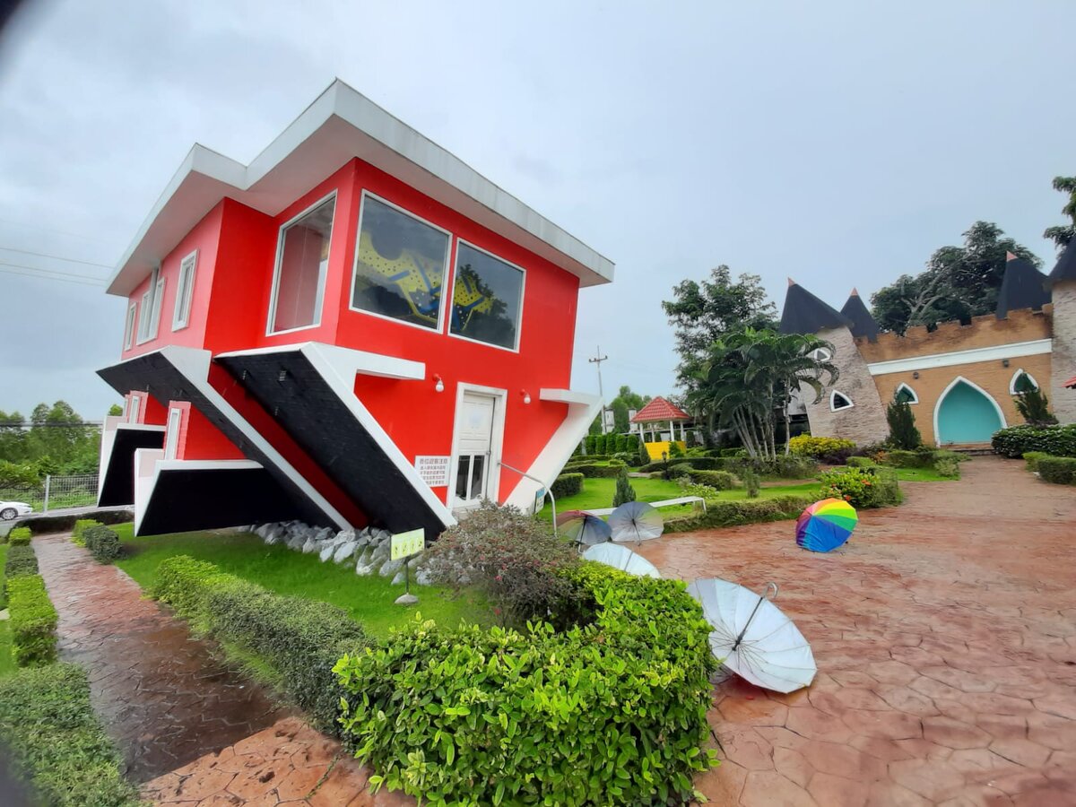 Дом вверх дном