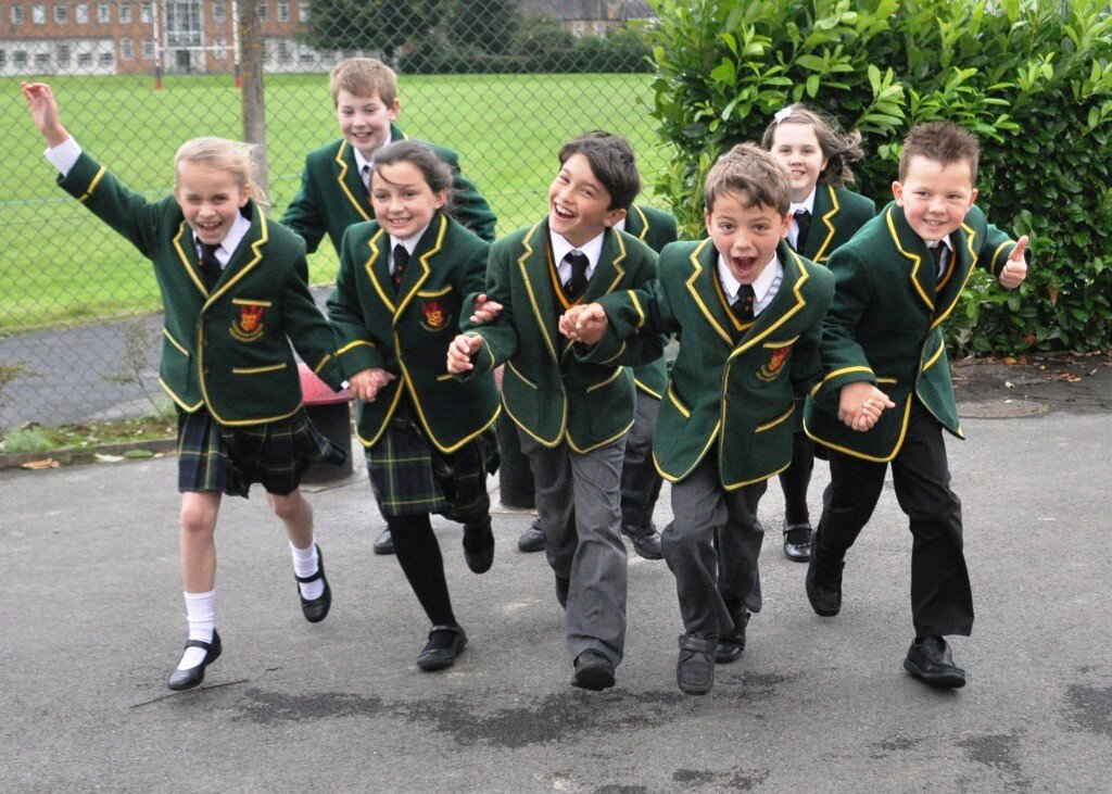 In england children go to school. Младшая школа в Англии. Ученики британской школы. Школьники Британии. Начальная школа в Британии.