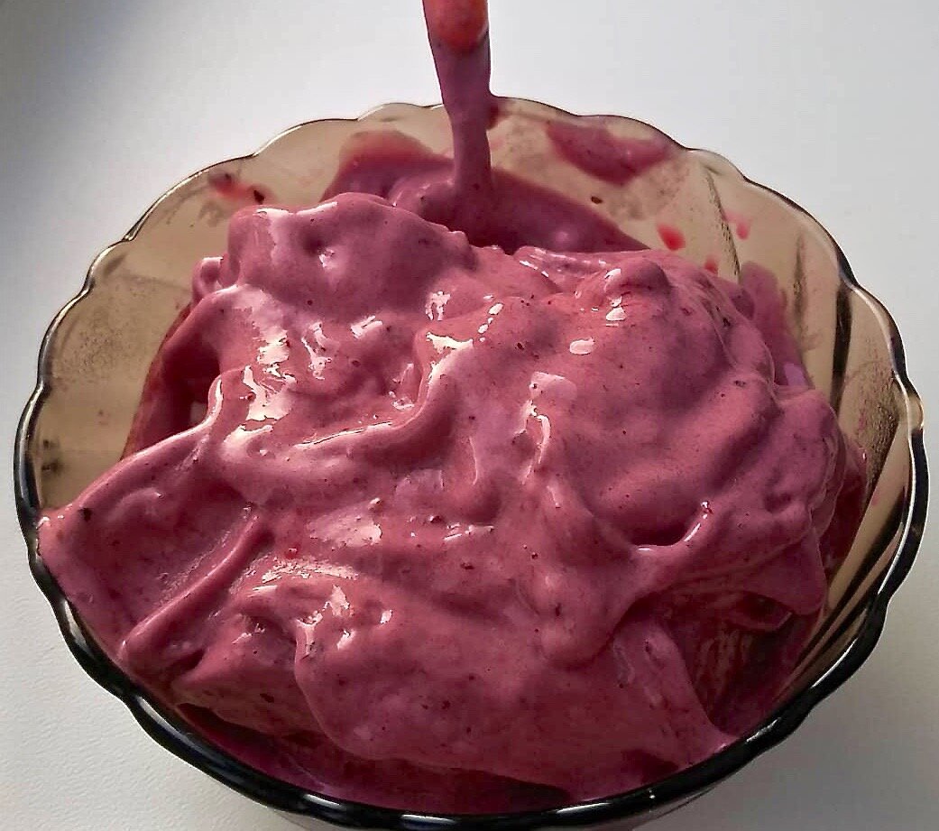 Мороженое из сухого красного вина, очень вкусный десерт. 