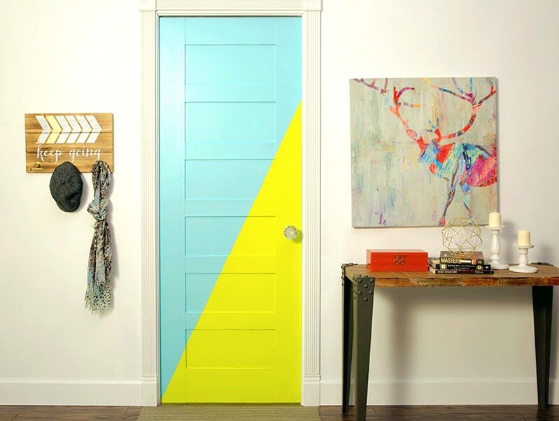 Примеры ярких дверей в интерьере