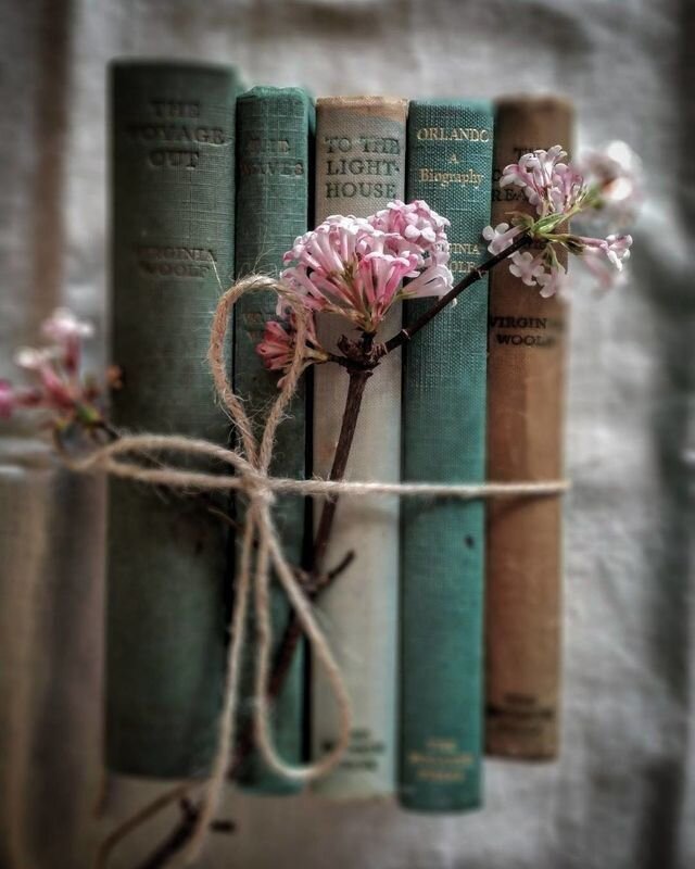 Книга – предмет, с которым человек сталкивается с самого детства. Малыши обожают, когда им читают сказки. Взрослые же могут часами
лежать с детективом или романтическим романом в руках. Несмотря на
возникновение электронных изданий, многие до сих пор отдают предпочтение
бумажной литературе. Шуршание страниц, незабываемый аромат и другие факторы
заставляют людей регулярно приобретать новые книги. Однако бумажные издания –
это не только дань традициям. Произведения расширяют кругозор, помогают узнать
что-то новое, пофантазировать над развитием событий. Чтение полезно и детям, и
взрослым.  В этой статье мы собрали
интересные факты о книгах, которые помогут полюбить их еще больше.

История книг
Родиной книг является Китай. Именно в Поднебесной было
изобретено печатанье литературы. Однако первоначально произведения наносились
на страницы из воска и древесины. Ассирийцы изготавливали книги из глины. Текст
наносился на незастывшую поверхность материала.

В России первая книга была издана в 1057 году. Текст был
нанесен на бересту.

Интересные факты о книгах в том, что  в качестве переплета на протяжении нескольких
веков использовалась кожа и не только животных, но и человека.

Первая книга была создана около 2 тысяч лет назад. Изначально рукописи изготавливали исключительно в монастырях. Над созданием книги одновременно работало до 30 специалистов. На изготовление одного экземпляра уходило несколько месяцев, а иногда и более.

Изначально книги напоминали свитки. Их длина могла быть
различной. Ряд изданий доходили в размере до 50 метров.

Сейчас же процесс поставлен на поток. Всего за несколько
часов на специальном оборудовании печатаются тысячи экземпляров издания.

Первое издание с датой – это Псалтырь. До этого даты на
страницы не наносились.

На данный момент в мире издано более 2-х миллиардов книг.

Длительное время книги были предметом роскоши. Их стоимость
была очень высокой. Чтобы издания не похищали, их приковывали цепью. Сейчас же
распространено такое понятие, как «буккроссинг». Таким образом люди бесплатно
обмениваются изданиями. Для этого в общественных местах устанавливаются
специальные стеллажи.

Рекорды
Самой популярной книгой на Земле является Библия. Она была
издана практически на всех языках мира. Первое рукописное ее издание
создавалось на протяжении целых 12 лет. Стоимость первой печатной Библии около
9 миллионов долларов.

Самой тяжелой книгой является географический атлас. Его
экземпляр можно увидеть в музее Лондона. Вес издания – 50 килограмм.

Самая миниатюрная книга вмещается в ложку. Для ее чтения
придется воспользоваться электронным микроскопом.

Самый крупный гонорар за издание был выплачен поэту Оппиану
императором Марком Аврелием.

Крупнейший словарь – немецкий.

Самое длинное заглавие нанесено на книгу, которая была
издана в прошлом веке в Великобритании.

Интересные факты о книгах в том, что  Шекспир является рекордсменом по использованию
слова «любовь» в своих произведениях. Количество повторений превышает 2 тысячи.

Наиболее популярный литературный персонаж – Наполеон. В
большинстве случаев он упоминается вскользь. Всего о Наполеоне писали более 10
тысяч раз.
Самое дорогое издание – «Лестерский кодекс». Текст был
создан живописцем из Италии. 

Автор, произведения которого печатаются чаще других, Агата Кристи. На ее детективных романах выросло не одно поколение книголюбов.

При этом на сегодняшний день лидером продаж в США является
эротический роман «50 оттенков серого».

Самое крупное печатное издание хранится в амстердамском музее. Это книга с правилами поведения в море.

Самой загадочной книгой является творение Войнича. Текст в
ней написан на языке, которого не существует.

Не так давно бразильцы создали юбилейное издание из
нержавейки. Книга обещает стать самой долговечной, так как металл не подвержен
коррозии.

Влияние книги на человека
Чтобы приучить ребенка к чтению, специалисты рекомендуют
начинать с 4-6 лет. Лучше всего это делать на своем примере. То есть, чтобы
ребенок полюбил чтение, родители должны и сами проводить время с книгой в
руках.

Не все книги могут захватить читателя с первых страниц. В
большинстве случаев человек теряет интерес к произведению, не дойдя до 20
страницы.

Чаще всего книги приобретают читатели, чей возраст превышает
45 лет. Более 20% покупателей – женщины.

В среднем человек проводит за чтением 1 час в сутки. Это
относится не только к книгам, но и журналам, Интернету и т.д.

В процессе чтения глаза человека расходятся в разные стороны. Это позволяет захватить взглядом сразу всю строку. На этом основывается техника скорочтения.

Интересные факты о книгах в том, что  про себя человек читает текст гораздо быстрее,
чем вслух. В таком варианте не задействован речевой центр, который тормозит
процесс. 

Согласно исследованиям, всего 6 минут ежедневного чтения
художественной литературы способствует снижению уровня стресса. Книголюбам не
грозит депрессия.

Прежде чем перейти непосредственно к чтению, многие люди на
протяжении 25-30 секунд изучают обложку.

Автор мистических романов – Стивен Кинг утверждал, что
прочтение литературных произведений позволяет человеку получить знания.

Еще немного интересных фактов о книгах
Ни для кого не секрет, если в помещении кто-то начинает
зевать, к нему присоединяются все окружающие. Это относится и к книгам. То
есть, если в произведении описан процесс зевания человека, читатель также
невольно начнет зевать.

Казалось бы, безобидная сказка «Алиса в стране чудес», некогда была запрещена к продаже в Поднебесной. Интересные факты о книгах в том, что  правительство решило, что описание животных, которые говорят, негативно влияет на психику детей и взрослых.

Подобная судьба постигла книгу о «Винни-Пухе». Ее нельзя было приобрести и прочитать в США, Англии, Турции. Также в Америке были запрещены книги о мальчике-волшебнике Гарри Поттере. Это было связано с упоминанием в произведениях различных ритуалов, пусть и не реальных. Однако вскоре запрет был снят. Более того, волшебству был посвящен целый парк.

Не так давно в Америке для создания книги были применены
нанотехнологии. Ученые использовали электронный микроскоп и целые ионные пучки.

Также в мире создано издание, которое одновременно выполняет
две задачи. Это и книга, и ночник.

В наши дни литературу можно читать с мобильных устройств.
Для этого предусмотрены специальные сайты, на которых хранятся наиболее
популярные и востребованные произведения.

Кроме этого, человек может слушать аудиокниги. Правда, в
большинстве случаев текст читает робот, поэтому даже самое увлекательное
произведение становится скучным и неинтересным. Однако иногда чтение доверяют
профессиональным актерам. Они способны привнести в произведение что-то новое.
Первоначально такие книги создавались для людей с проблемами зрения. Позже
появились записи сказок для детей. Сейчас же воспользоваться аудиокнигой может
любой желающий.

Чтение книг помогает человеку уснуть. По мнению ученых,
многие произведения вызывают сонливость. Исключения – захватывающие романы,
которые могут стать причиной бессонницы. Во всяком случае, пока человек не
дойдет до развязки.

То есть чтение книг – полезно не только для
интеллектуального развития, но и для здоровья. В частности, это относится к
нервной системе.

