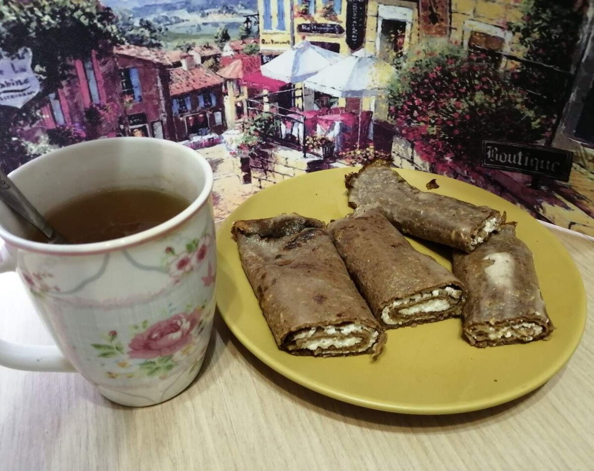 Здесь у меня 2 блинчика, разрезанные пополам.Все не съела)))