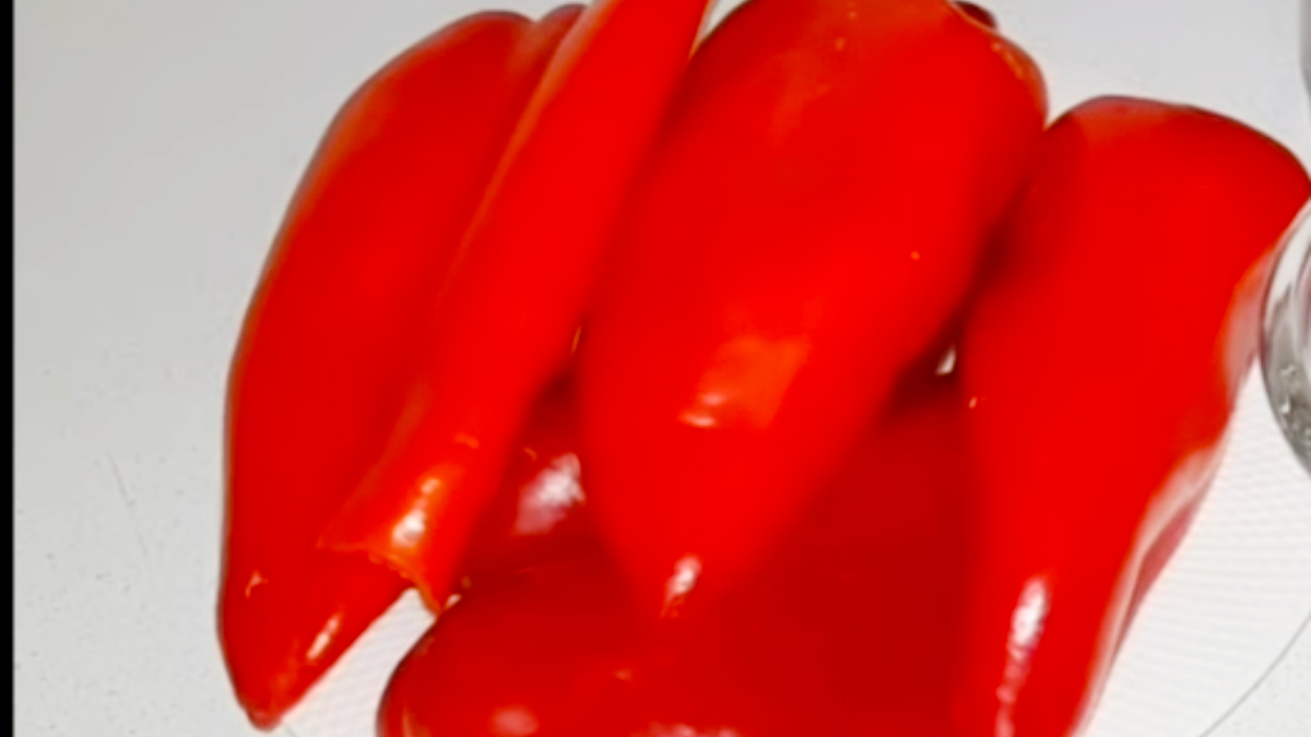 Болгарский и острый перец разрезаем пополам, удаляем семена и тщательно промываем