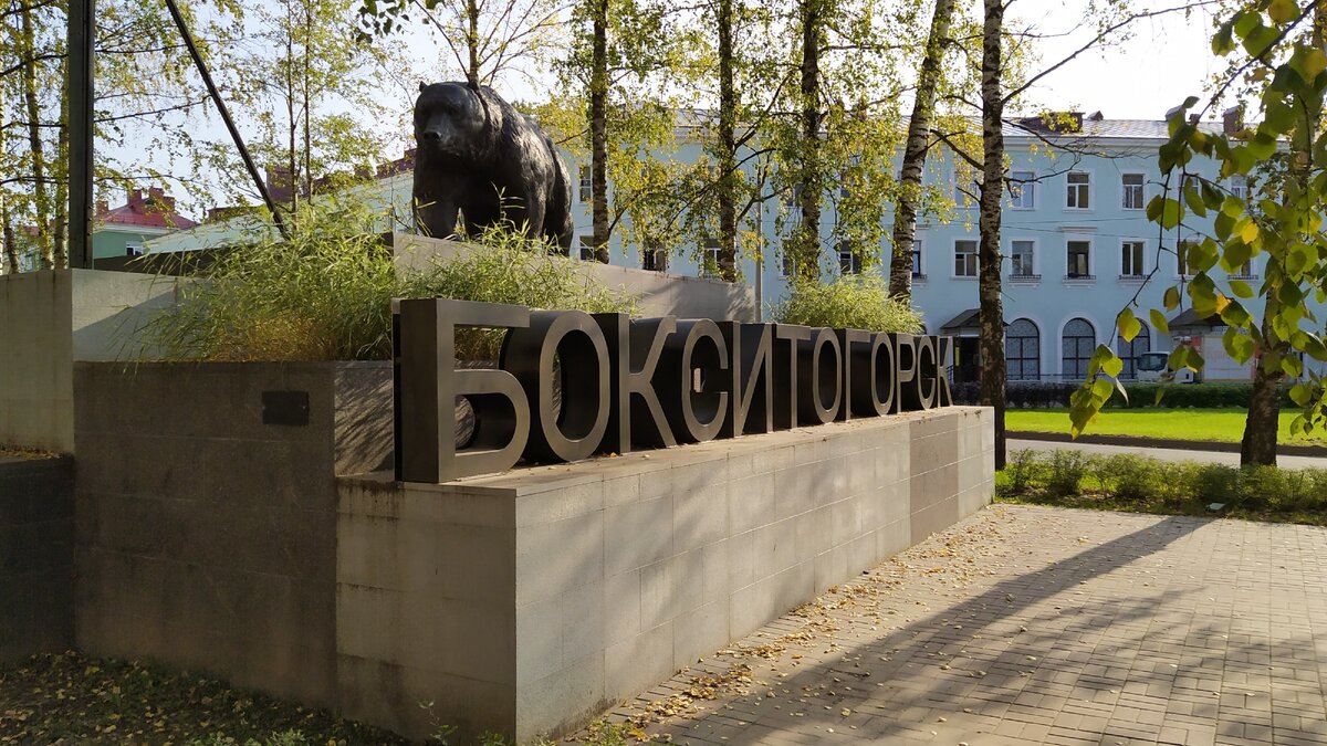 Конструкция многоуровневая, с вставками живой травы. Выглядит очень интересно. Листайте дальше➡