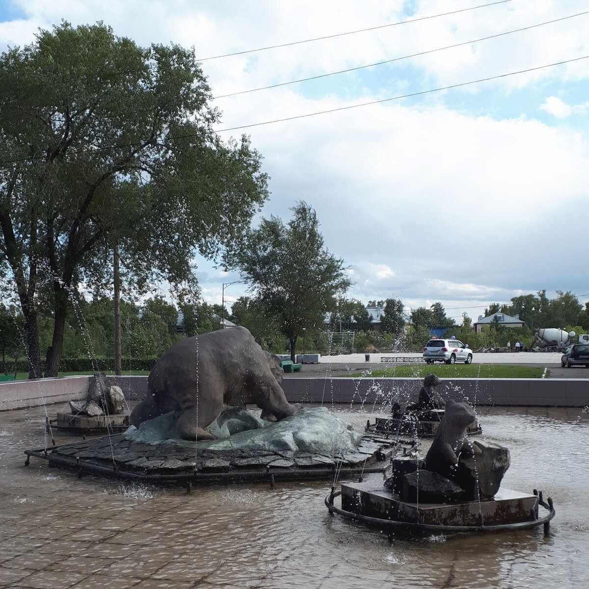 Эти медведи в парке - визитная карточка города. Единственное, что сохранилось с советских времен